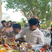 Invitados disfrutando catering