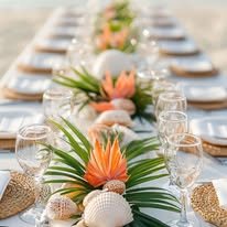 Montaje de mesa para evento con decoración de playa