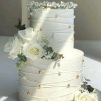 Pastel blanco para boda con decoración floral