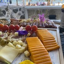 Tabla de quesos y uvas